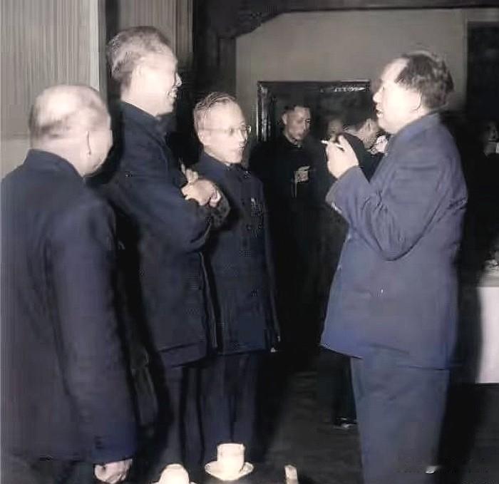 毛主席一张“罕见”的老照片，拍摄于1953年。照片中毛主席和吴有训（左二）、竺可