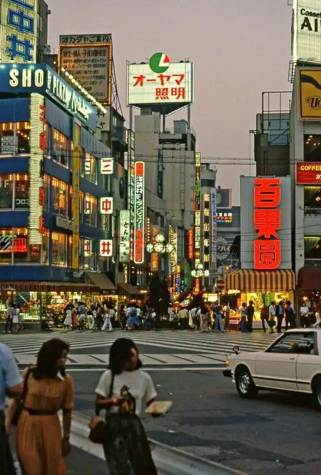 八十年代本是日本最后的赎罪契机，经济鼎盛手握主动权却不知珍惜，肆意篡改历史纵容右