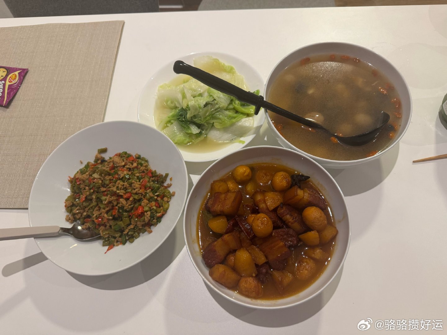 我朋友给我科普的正念饮食：她说好好吃饭的力量很强大    它意味着你能容纳更多东