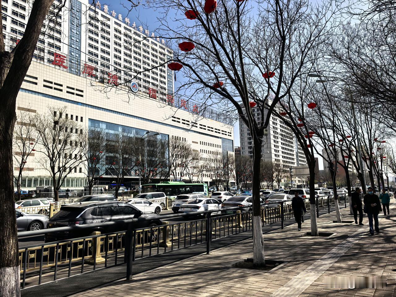 平时出行经常选择供地铁和共享单车，今天因为需要办事来到内蒙古附院附近，彻底体会了
