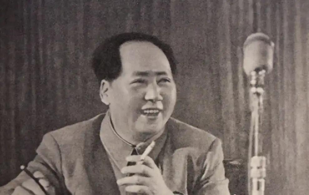 《水调歌头·读毛主席词有感》
长夜晓天曙，日出东方红。
唤起工农百万，谈笑缚苍龙