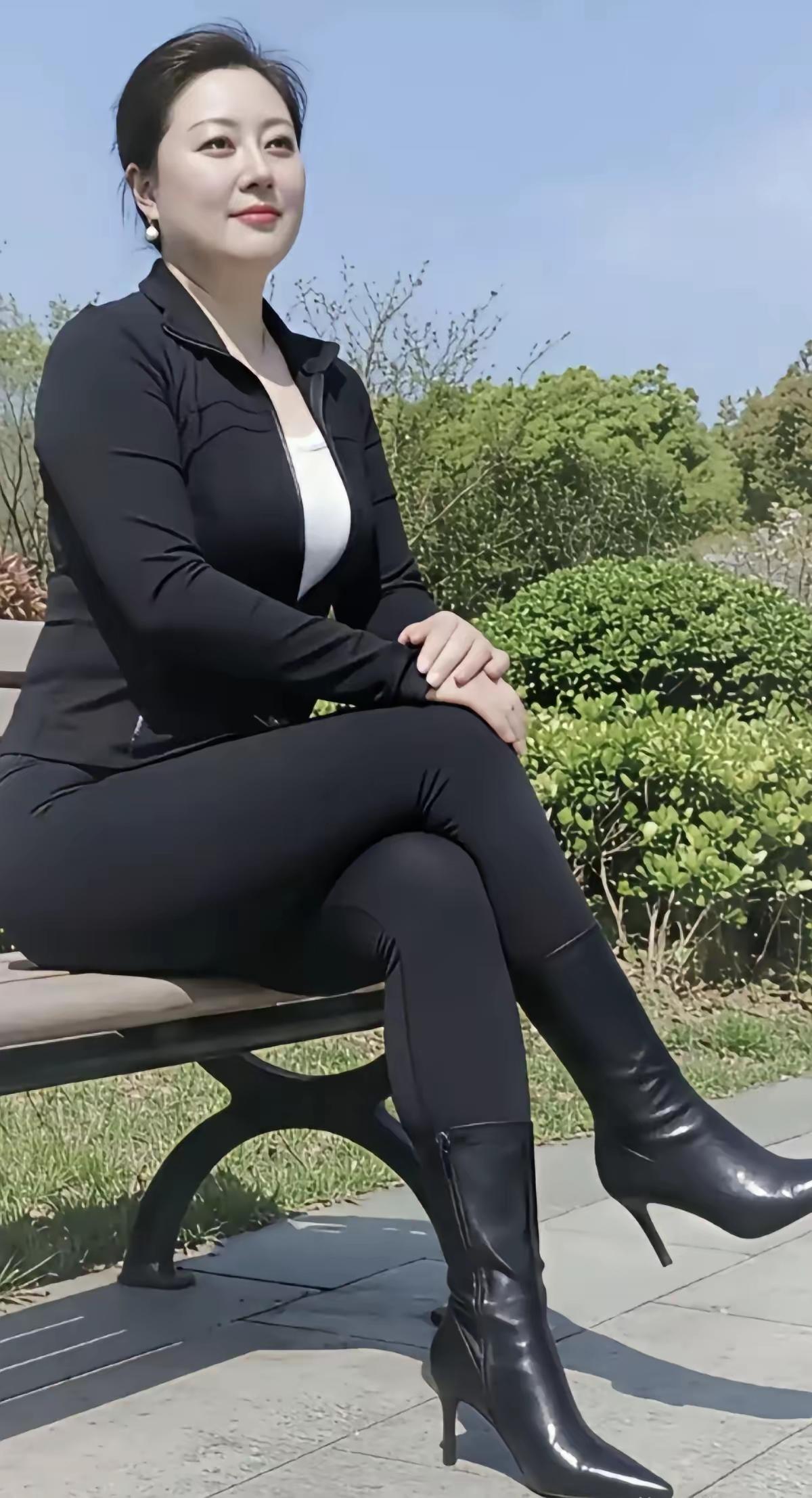 天净沙.趁兴留影
朱颜恰遇芳龄，
休论体态娉婷，
且把韶华记省。
莫辜负这，
快