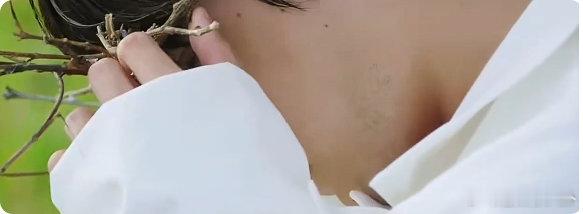 易烊千玺树枝眼镜易烊千玺这树枝眼镜太有创意了！鸟巢既视感十足，简约又不失个性，可