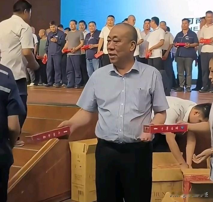 现在很多老板都抠抠搜搜的，并不是每一个老板都舍得给员工人手一条“华子”。
像河南