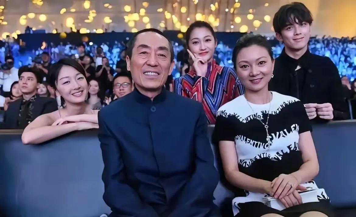 张艺谋为她而放弃了巩俐，如今来看是很正确的选择。这个没有什么知名度的女人正是张艺