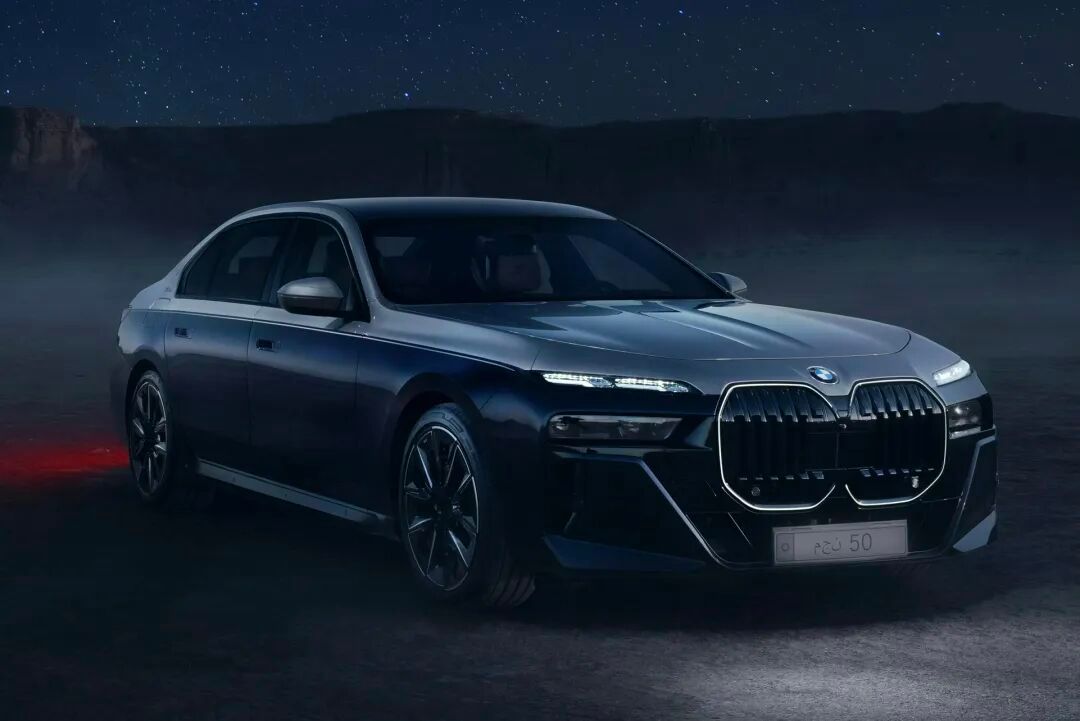 宝马 760i  天狼星限定款！虽然叫760，但是它并不是V12发动机，而是V8