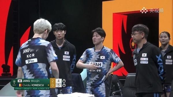 韩国队的队服给我丑笑了，什么沙滩迷彩风…… 