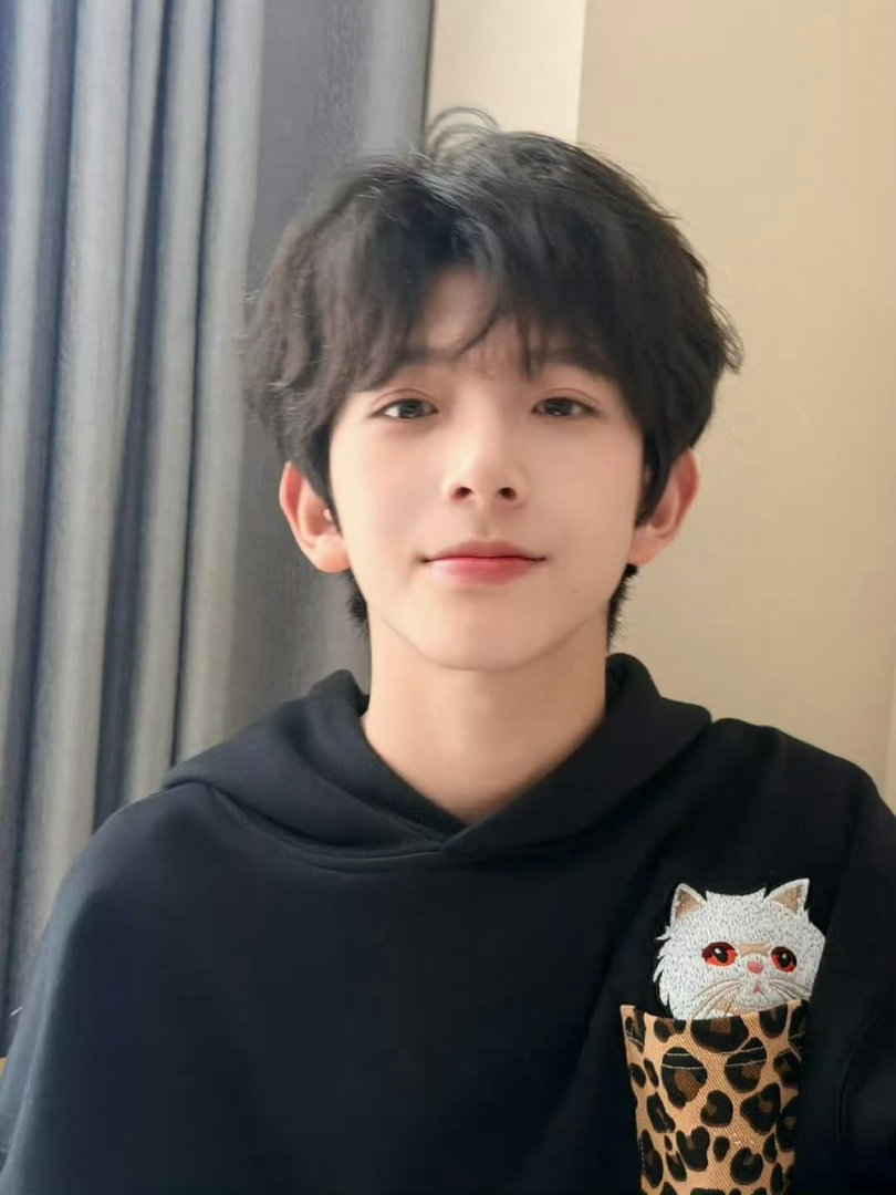 张桂源和陈浚铭是四代的两个真帅哥，无论是看脸还是身高，条件都很好。 