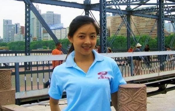 2015年8月，四川电视台女主播佟瑶在杭州出差期间，深夜饭后因内急独自下车钻进路