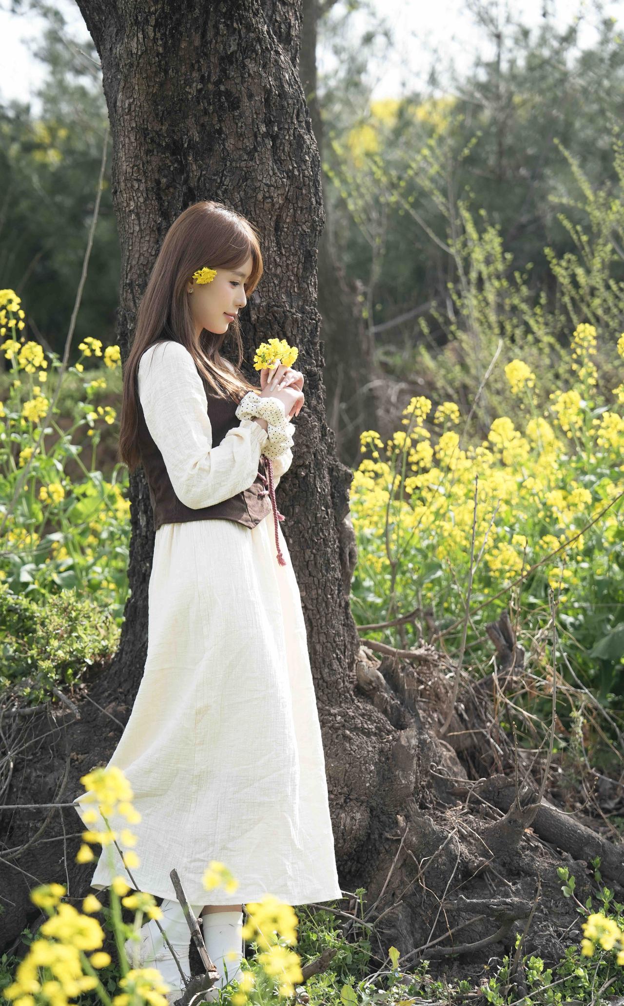 春日野餐，花海中的少女