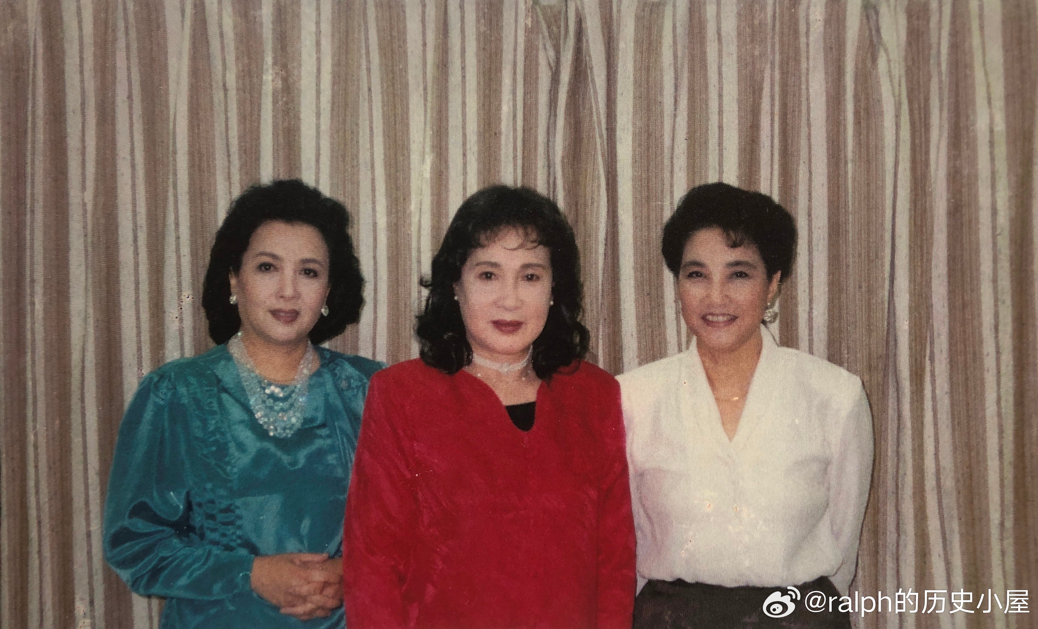 1991年谢芳、秦怡和祝希娟在22大电影影星30周年纪念晚会上合影留念历史影像 