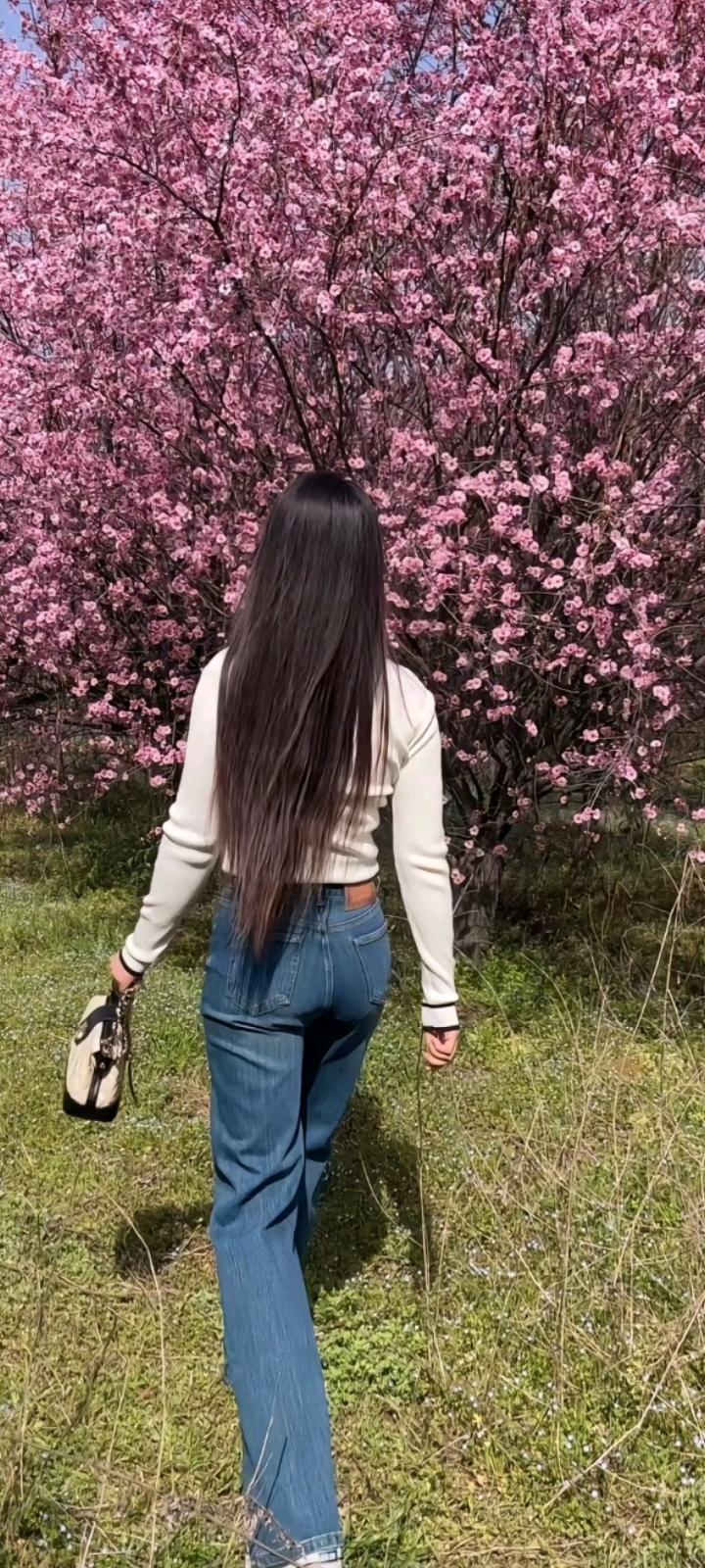 . 慢慢才明白，有些人只能陪你走一程，却不能陪你走一生，相遇已是上上签。