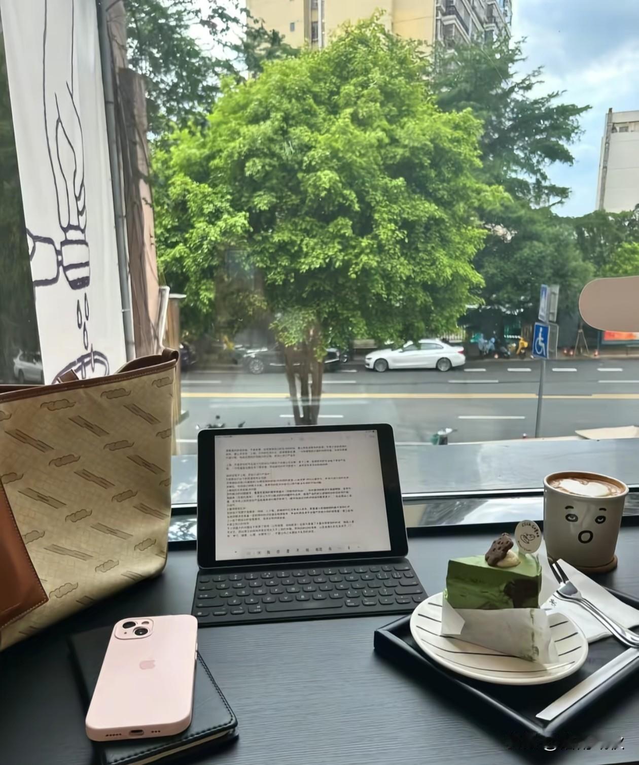 《茶与心的完美距离》

🌿 一杯茶，浓淡相宜，恰如生活的智慧，不疾不徐，刚好。
