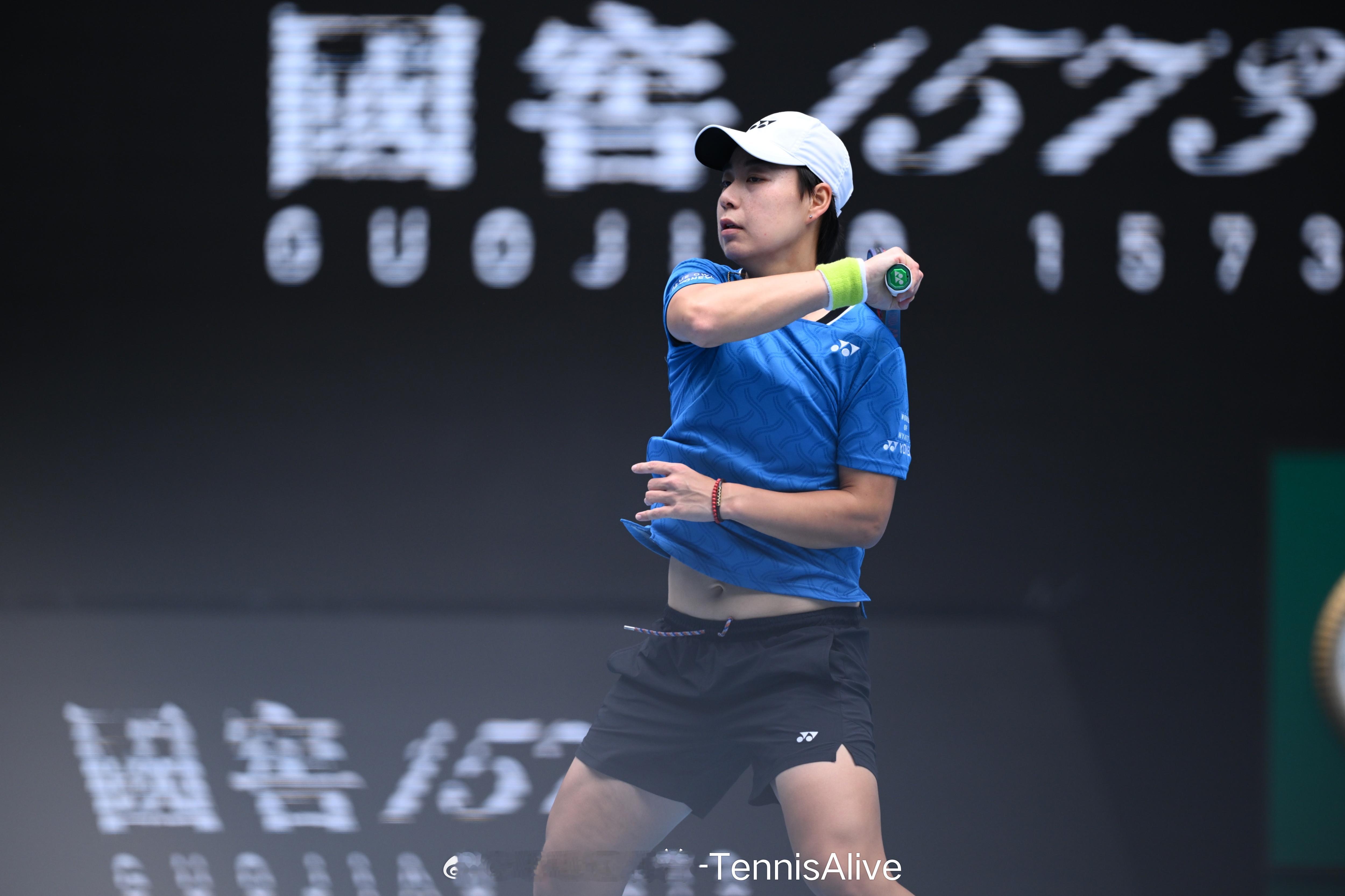 虽然输了比赛，但是白卓璇此刻还是很幸福的。有在中央球场对阵世界第一的机会。自己的