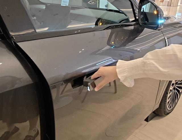 刚见隐藏式门把手时，我确实被“跑车既视感”戳中——摁一下弹出半段、感应后自动翻起