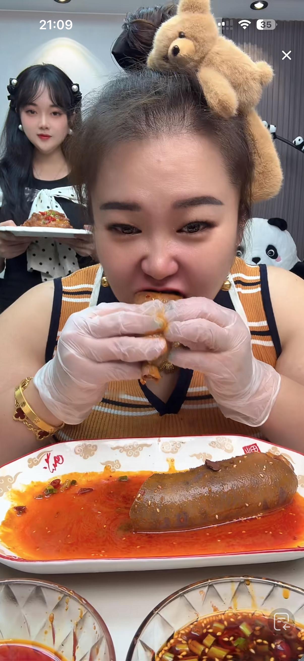 做吃播的这些网红，这么吃下去，身体真的能扛得住吗？大猪耳朵，大血肠，看着都好腻，