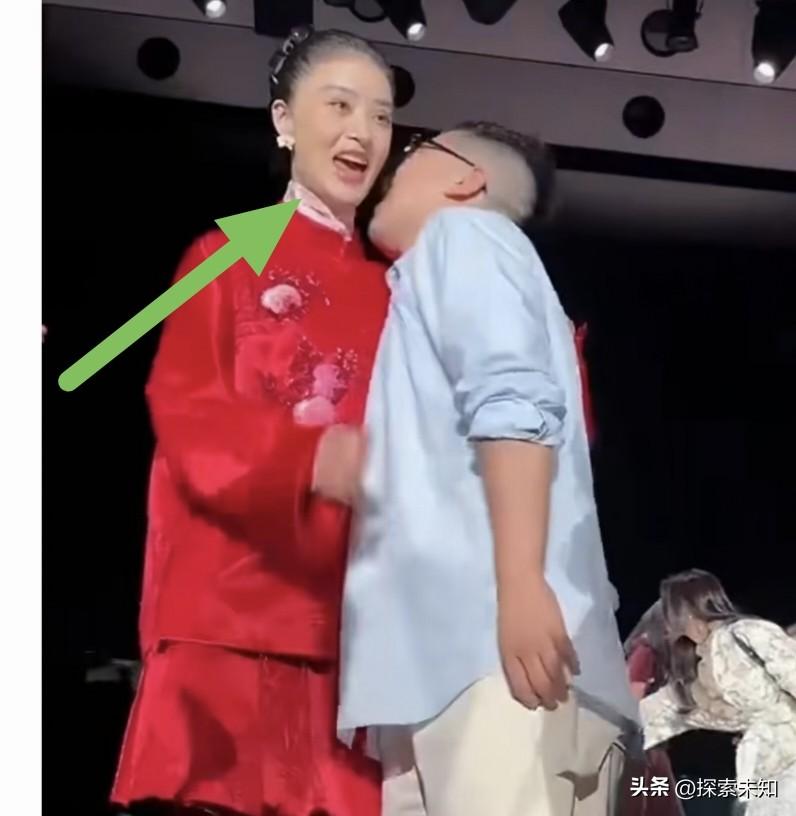 微表情是不会骗人的

仔细看蒋欣被设计师亲脖子时的表情，

表面上是用微笑维持了