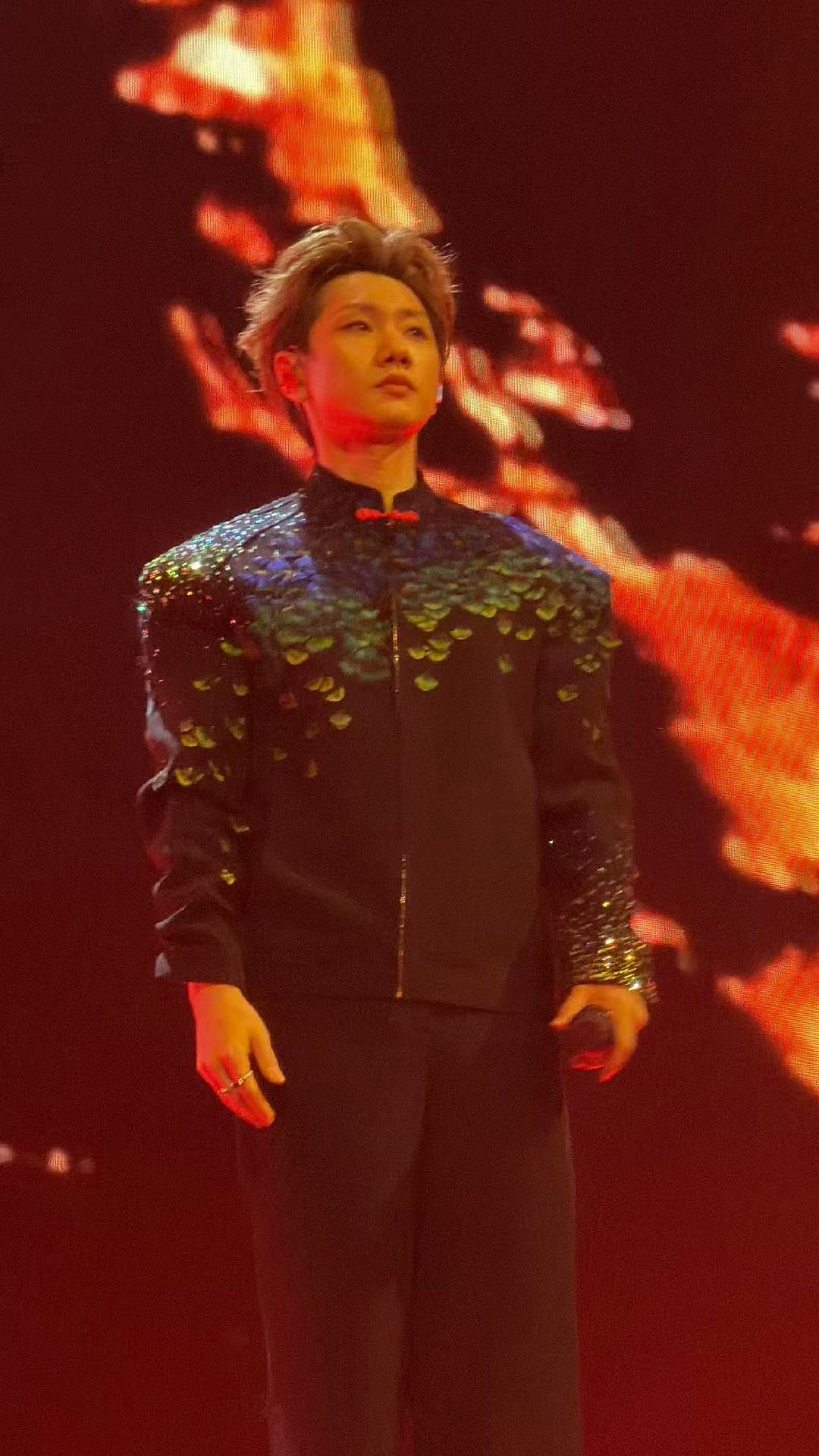 汪苏泷孔雀翎国风造型 纽约舞台惊鸿一瞥！青绿渐变孔雀翎搭配闪钻，红扣点睛尽显东方