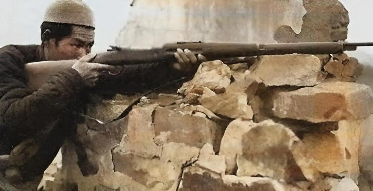 1945年，八路军神枪手裴天来被俘，日军将他绑在一棵大树上，谁知他一瞪眼，日军竟