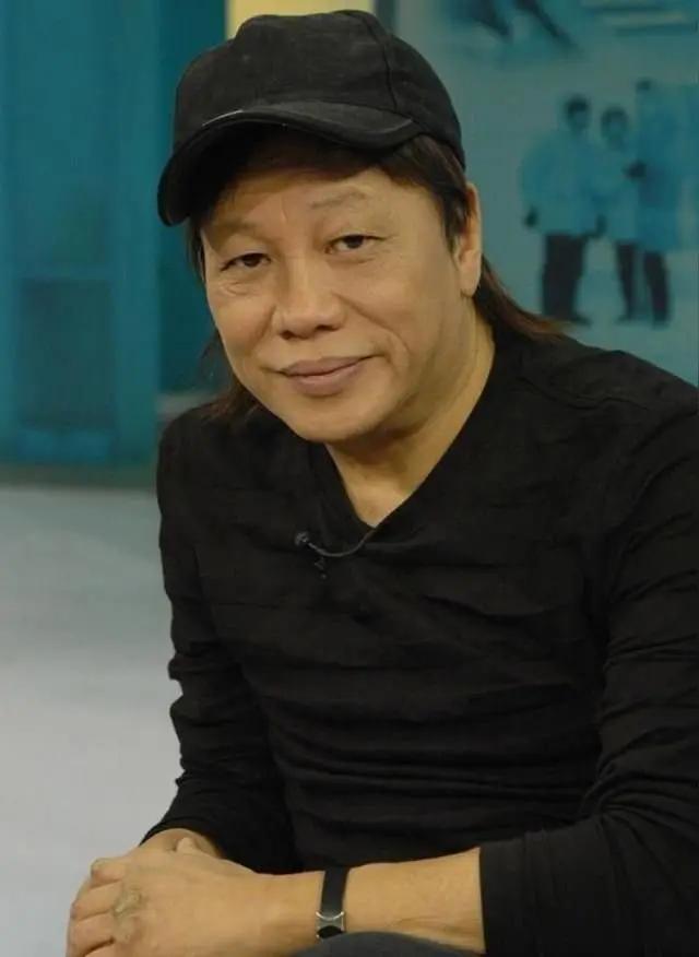 武打演员梁小龙说，年轻的时候，我开了个武馆，得罪了大佬，派了几十人来搞我，夜里十