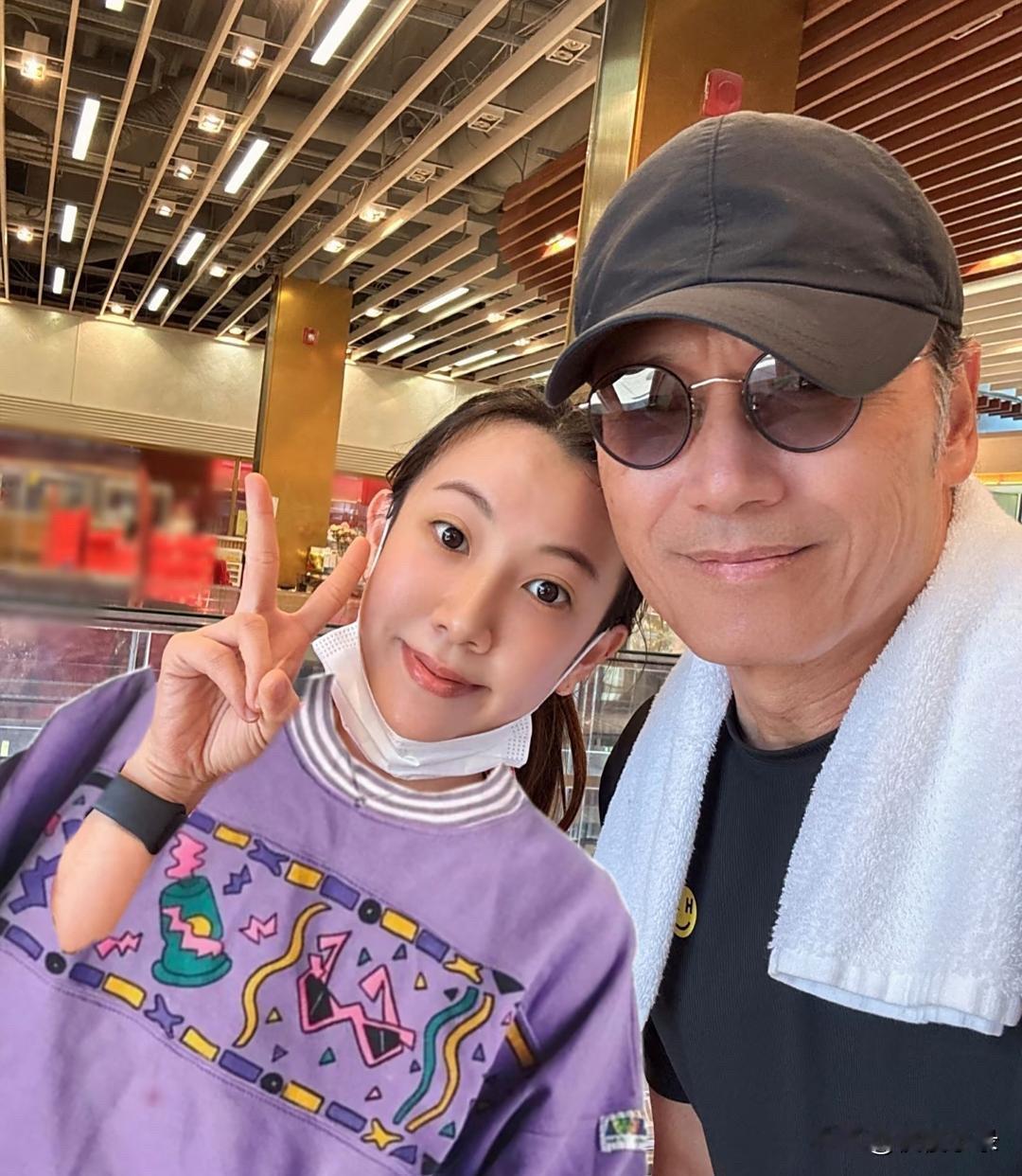 67岁苗侨伟在温哥华健身被偶遇，他现在好瘦，体脂率太低了，充满了男子气概，越老反