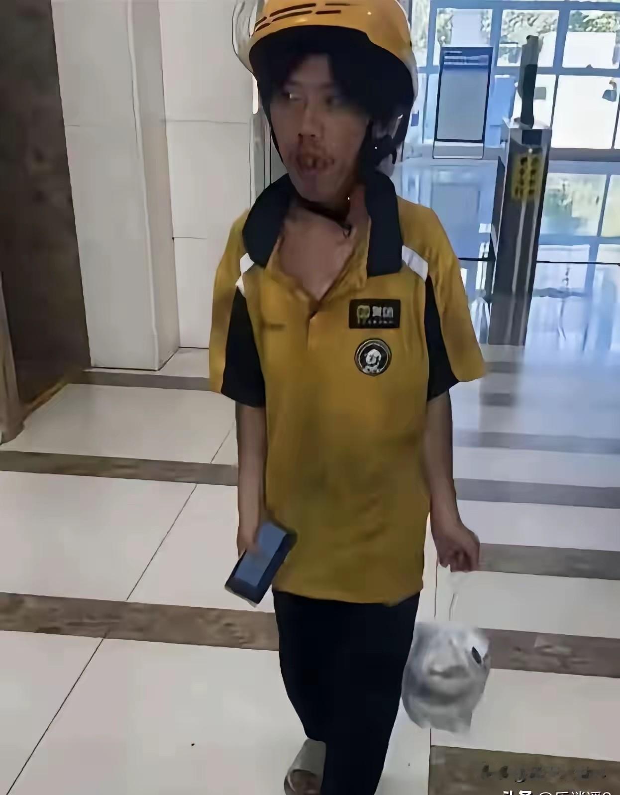 这个快递员有损快递行业形象
快递行业应该有职业要求的吧？不修边幅的应该不能送餐，
