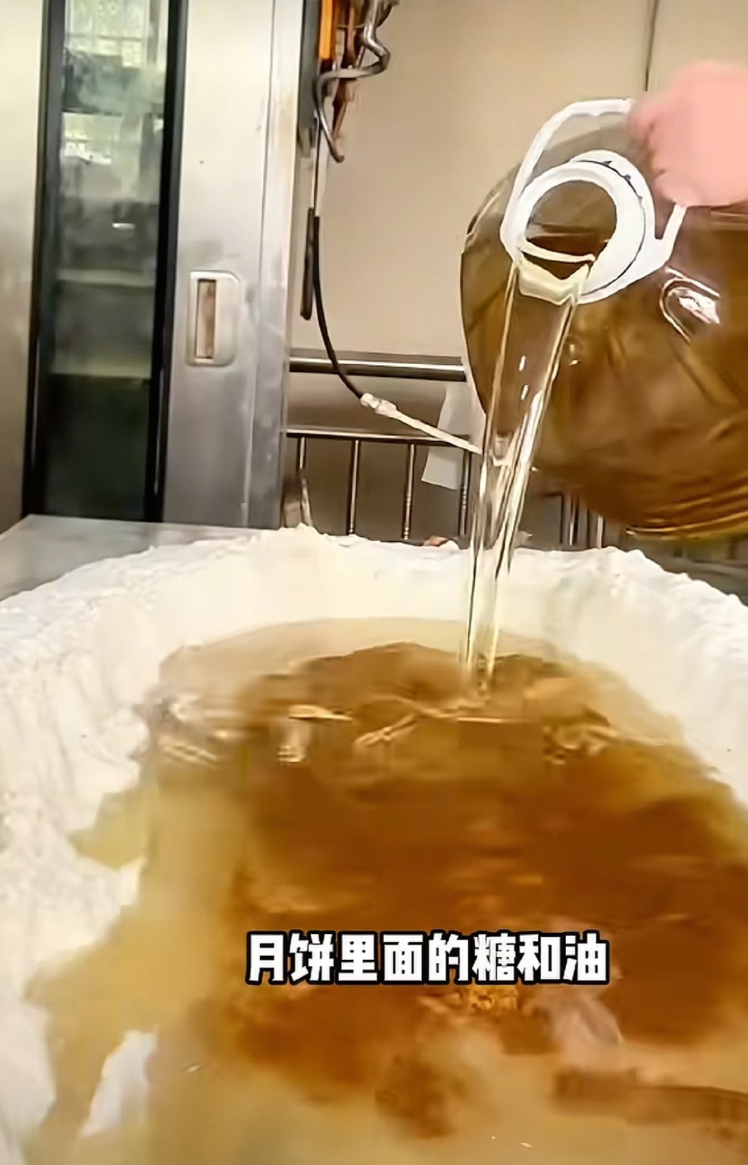 实测月饼就是升糖炸弹，看过月饼制作过程瞬间产生抵触心理，拿油和面，再加入很多白砂