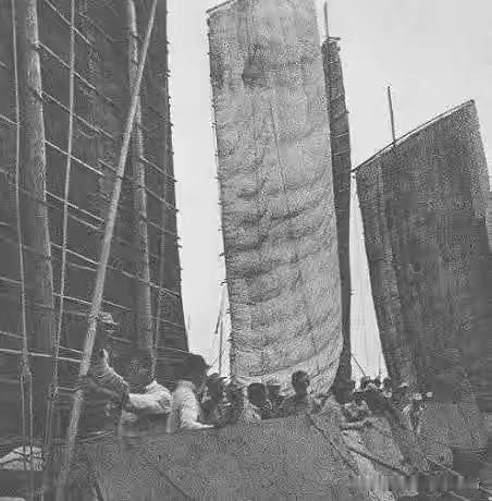 1943年3月16日深夜黄海海面上一丝风都没有，一艘破木帆船像死鱼一样漂在距离鬼