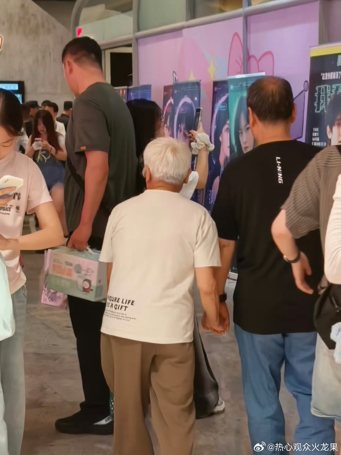 王源王源爷爷奶奶带牛奶来看路演王源家庭氛围 爷爷奶奶来看小源路演啦~在爱里长大的