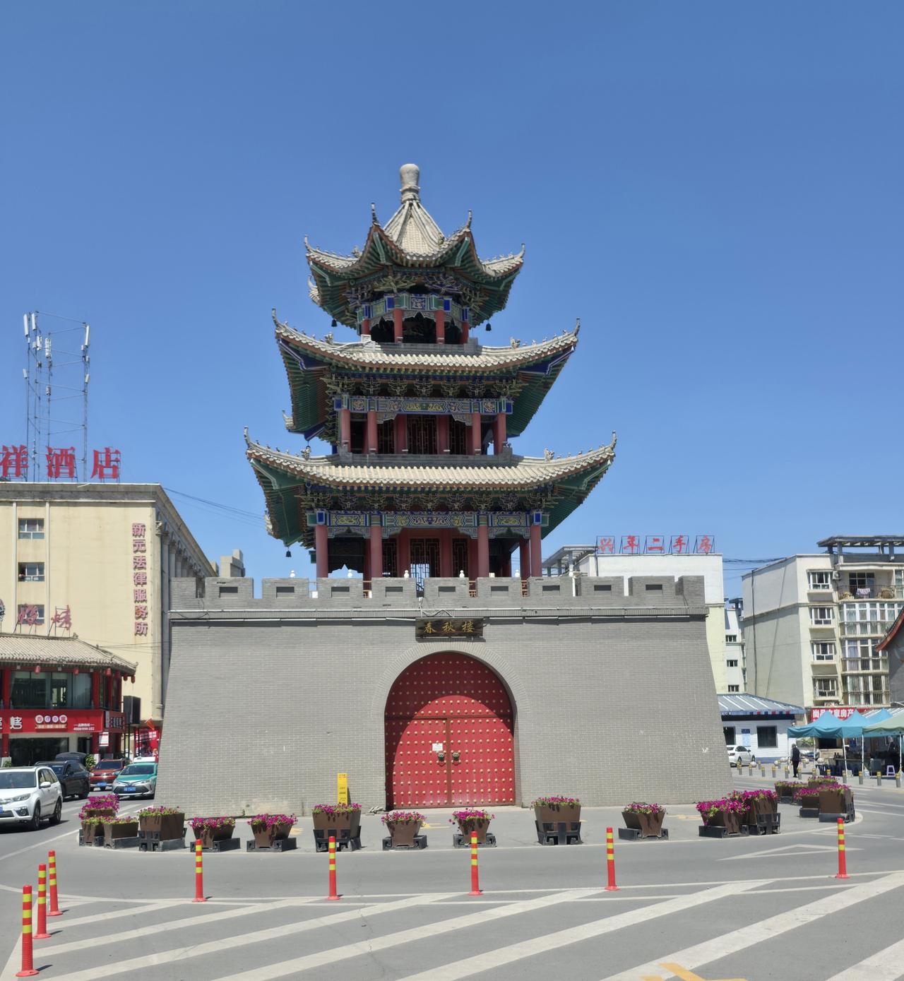 新疆吐鲁番市鄯善县城内的春秋楼。