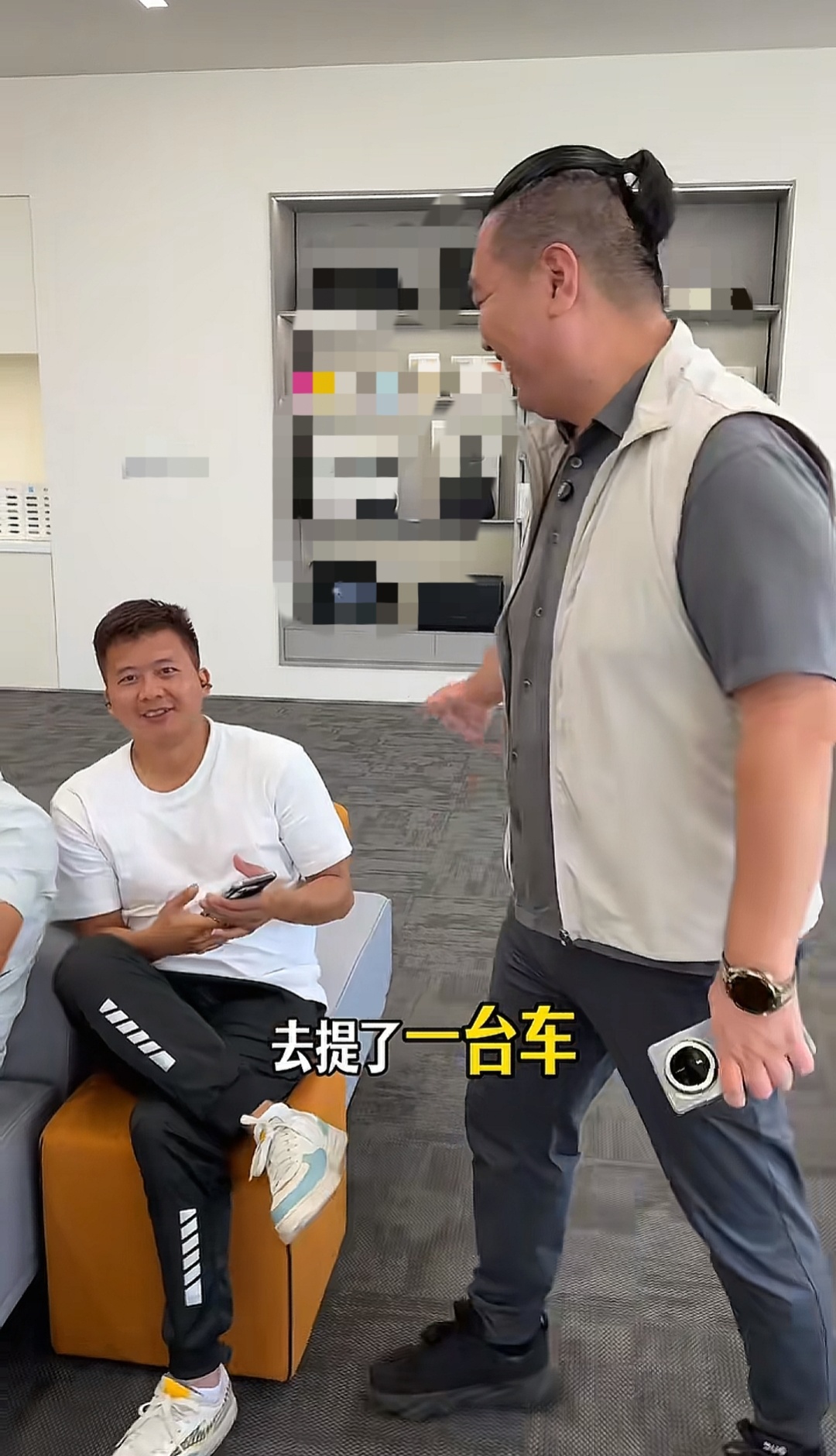 大潘同学和耗子去提车，到饭点的时候，7个人给了5个盒饭，让他们分着吃[笑cry]