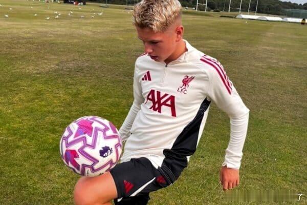 利物浦青训球员打破记录！中场球员卢卡·伊登在完成利物浦U18首秀时，打破了一项尘