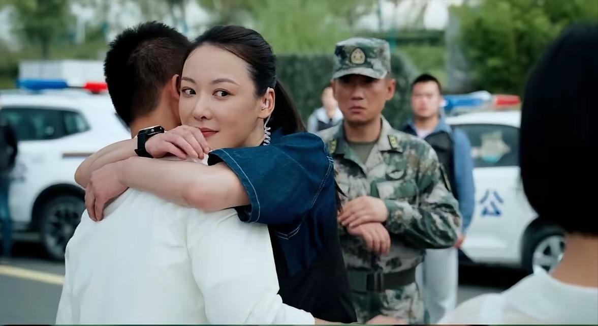 追剧《兵自风中来》 梁虹和景小春都是优秀的女孩，一个是高学历的军花，一个是年轻的