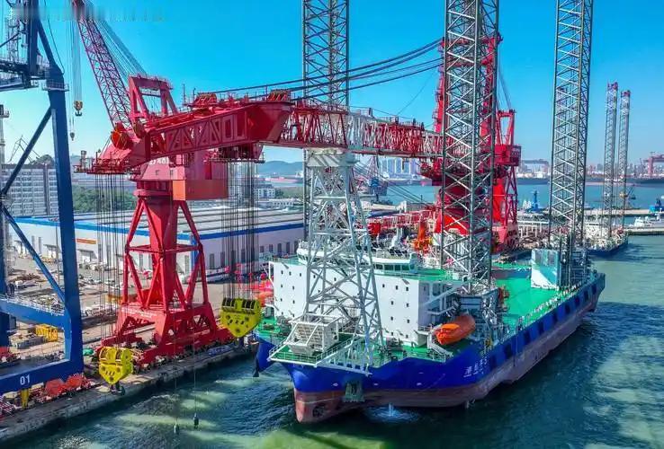 美国想和中国抢造船订单，这想法挺天真。它为了遏制中国造船业，搞出一堆幺蛾子。先是