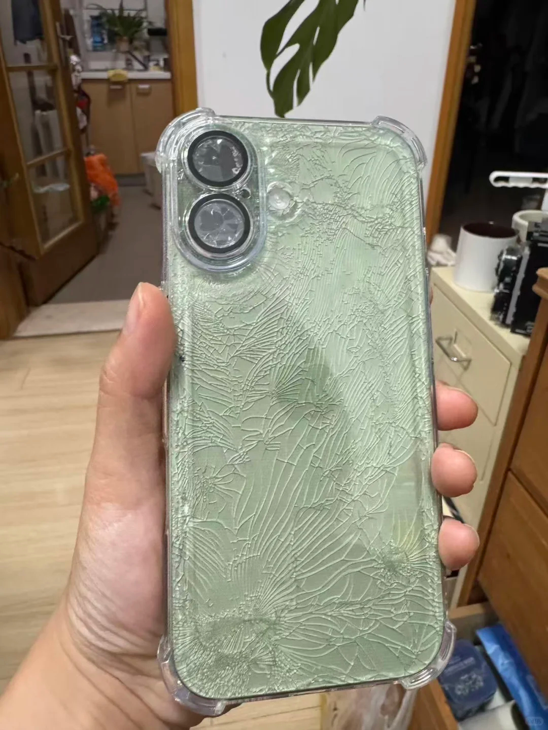 机坚强，让我挺直腰板走出了苹果店上周五晚，我带着被N辆汽车压碎的机坚强去了苹果店