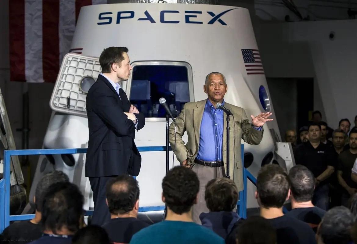 美国国防部长赫格塞思当地时间12日跑到得克萨斯州星际基地，和马斯克来了次会面。从