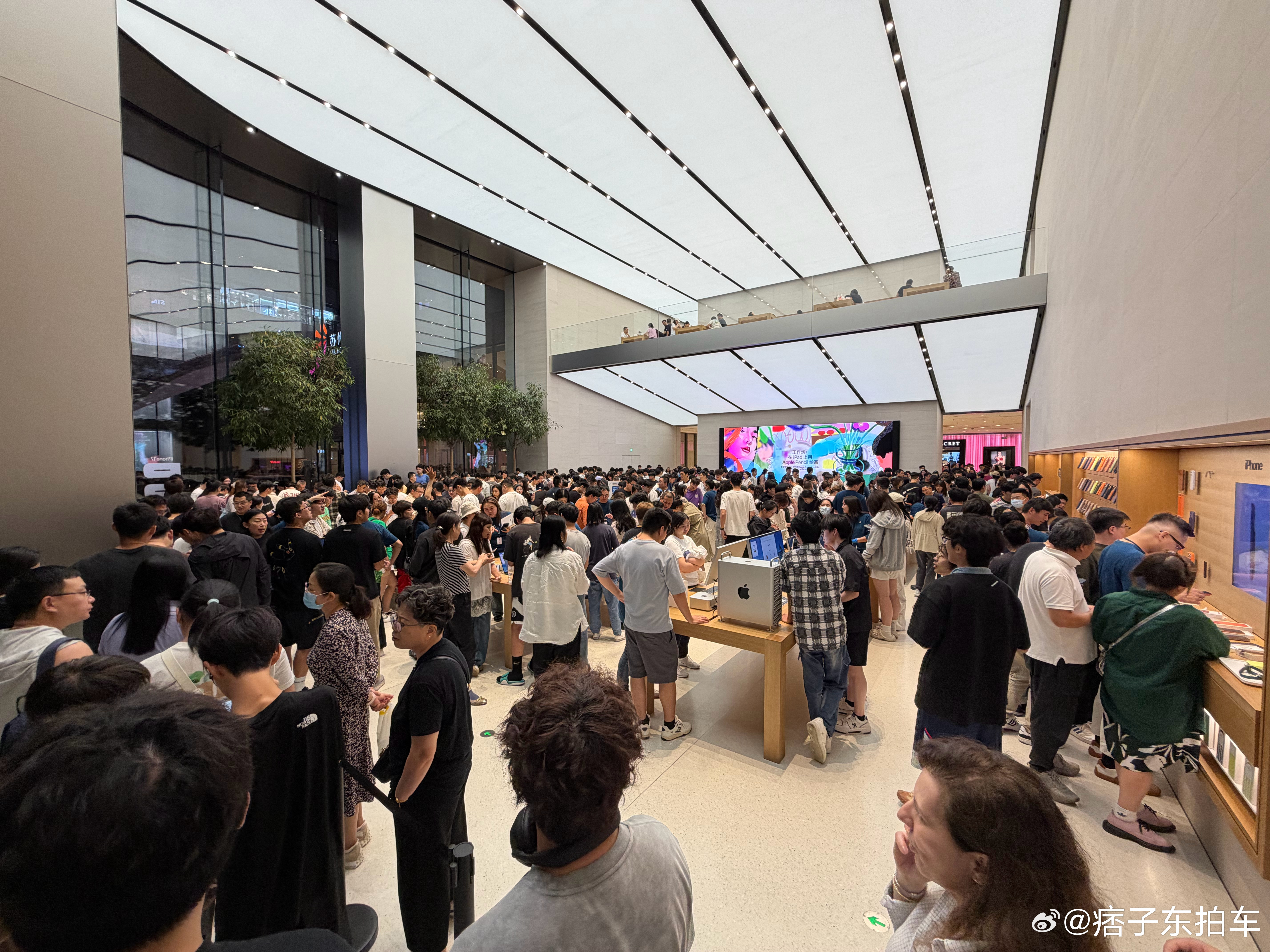 iPhone17首批用户吐槽不断可能pro用户比较困扰吧，毕竟这次材质换成标准版
