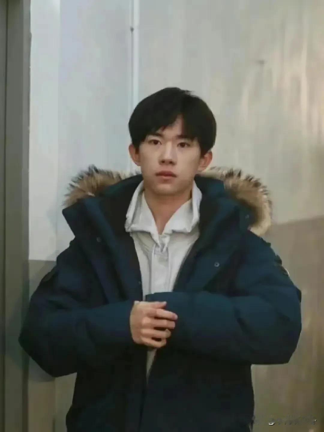 这些明星的艺考素颜照片。千玺弟弟好萌好可爱，陈飞宇感觉太像他爸了，江疏影怎么感觉