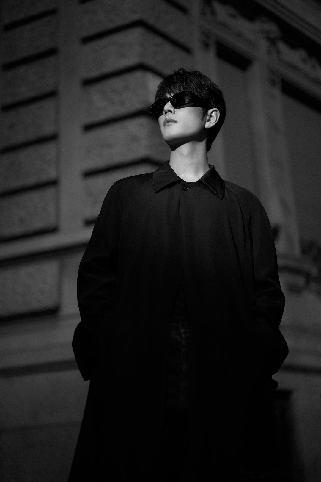 肖战墨镜看秀造型肖战以经典为底与先锋相遇好帅 