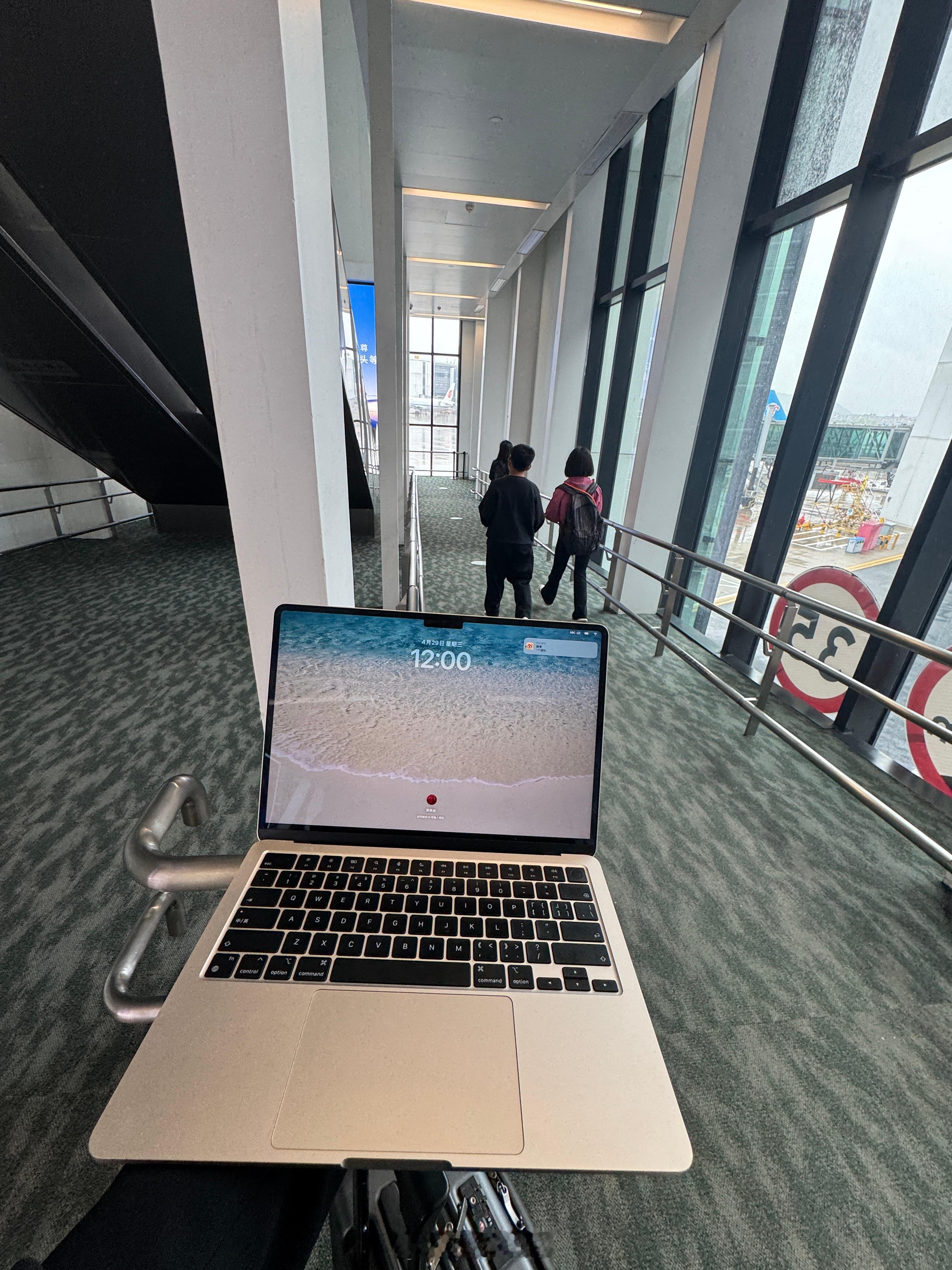 在机场一边拿着电脑赶工作，一边拉着行李箱赶飞机的体验很爽，建议大家都试试。对工作