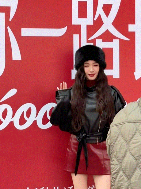 江疏影出门炸街了 江疏影这是把红毯气场带到街头了吧！红裙黑靴的搭配亮眼吸睛，皮衣