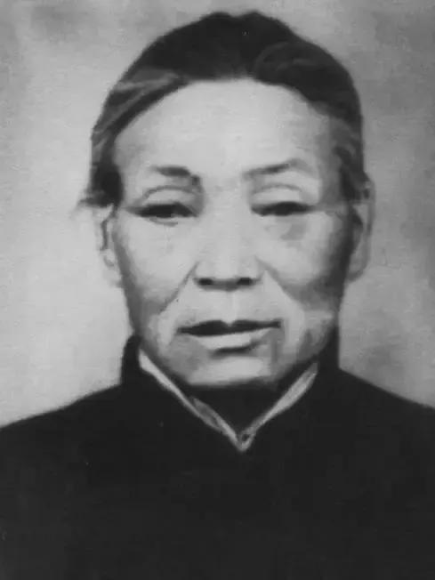 1938年，由于特务告密，鬼子包围了大常村。情急之下，常大娘把肖华司令藏进了枣堆