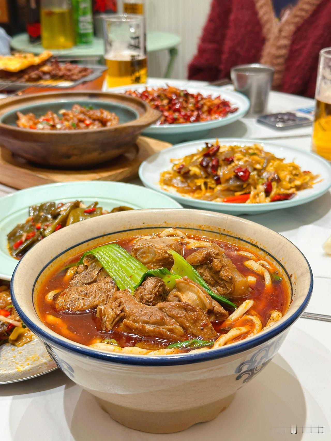 一碗加麻➕辣的排骨面，恢复能量💯
西安人的精神状态还是太夯了，天一擦黑三五好友