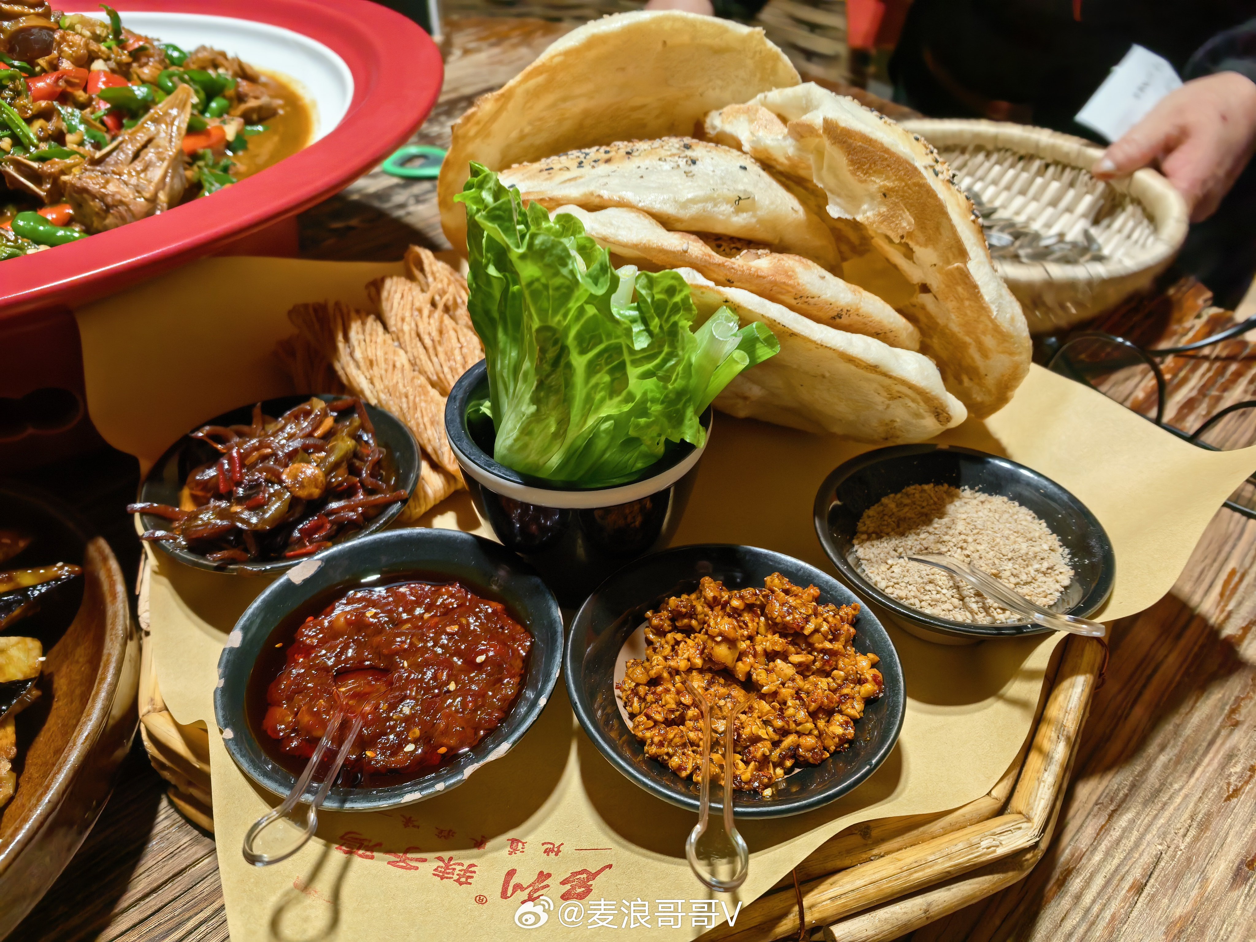 这MATE80拍照是挺不错，就是这微信朋友圈怎么发了一遍出来两遍，还有微信调成不