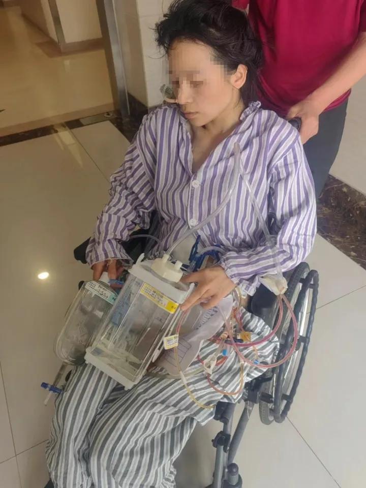 “他不会给我机会活的，万一他出来，我就S了呀！”被家暴16次，终身挂粪袋的小谢接
