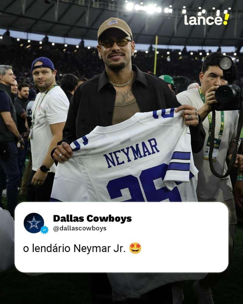 neymar[超话] 内马尔现身NFL赛场，手持达拉斯牛仔队为他定制的专属橄榄球