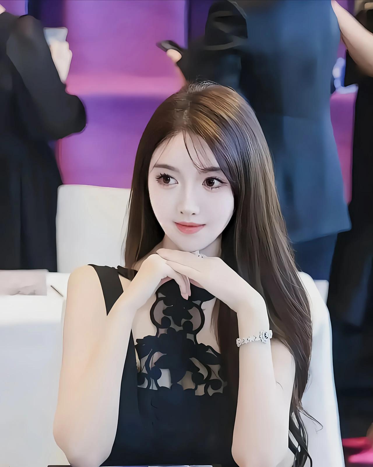黄晓明恋情大公开，新欢原来是这位美女！
1、咱们晓明哥的新女友名叫叶珂，92年的