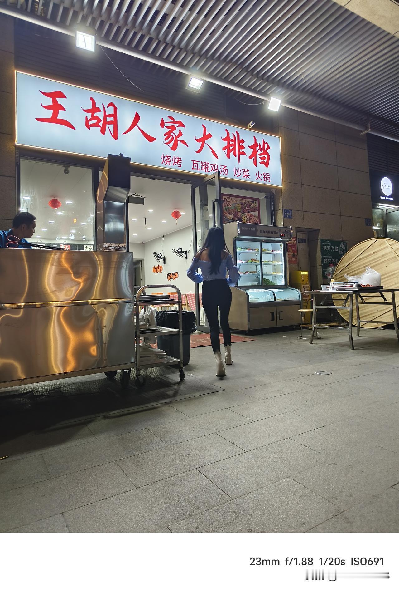 算是武汉烧烤还不错的一家烧烤店里啦！！！汉口碳烤烧烤 武汉烧烤小酒馆 武昌烧烤店