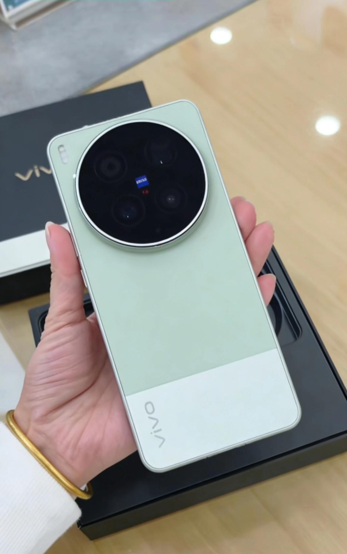 我天！vivo X300Ultra摄像头好大啊
一般来说，Ultra是各品牌的顶