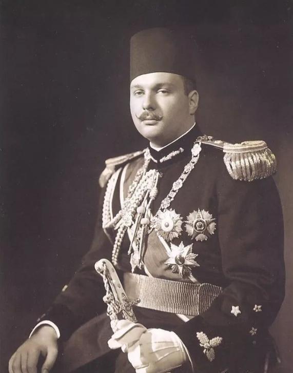 1965年3月18日，体重已经高达300磅的埃及国王法鲁克，正在进食生命中最后一